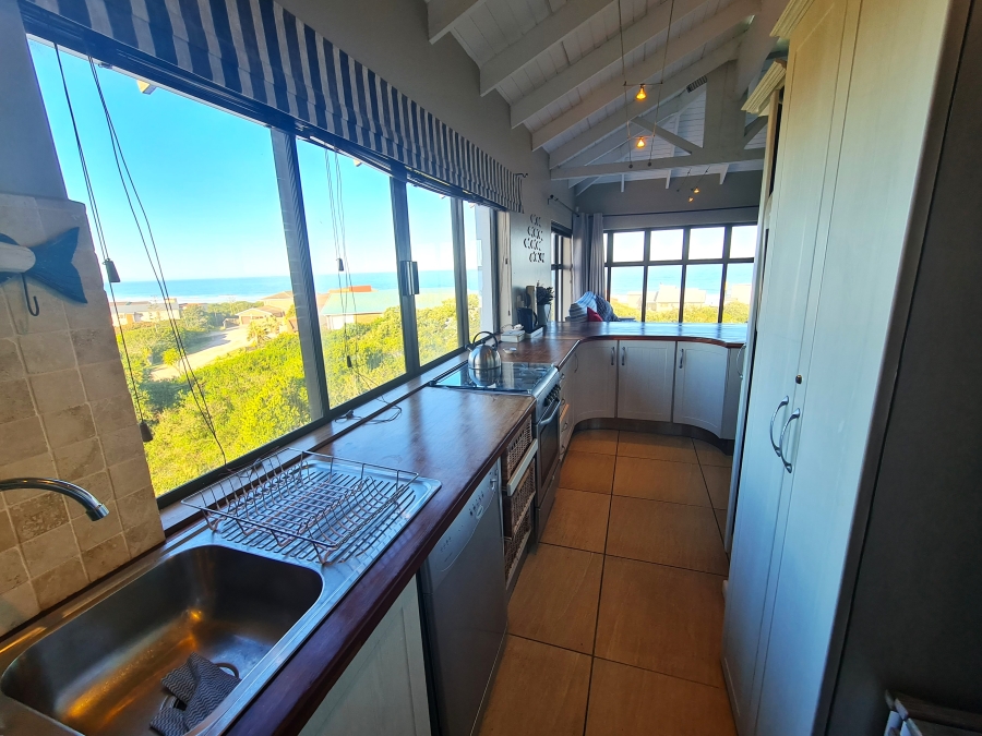 8 Bedroom Property for Sale in Paradise Beach Eastern Cape
